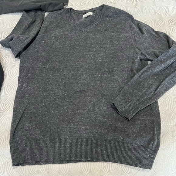 Two gray sweaters - Picture 5 of 11